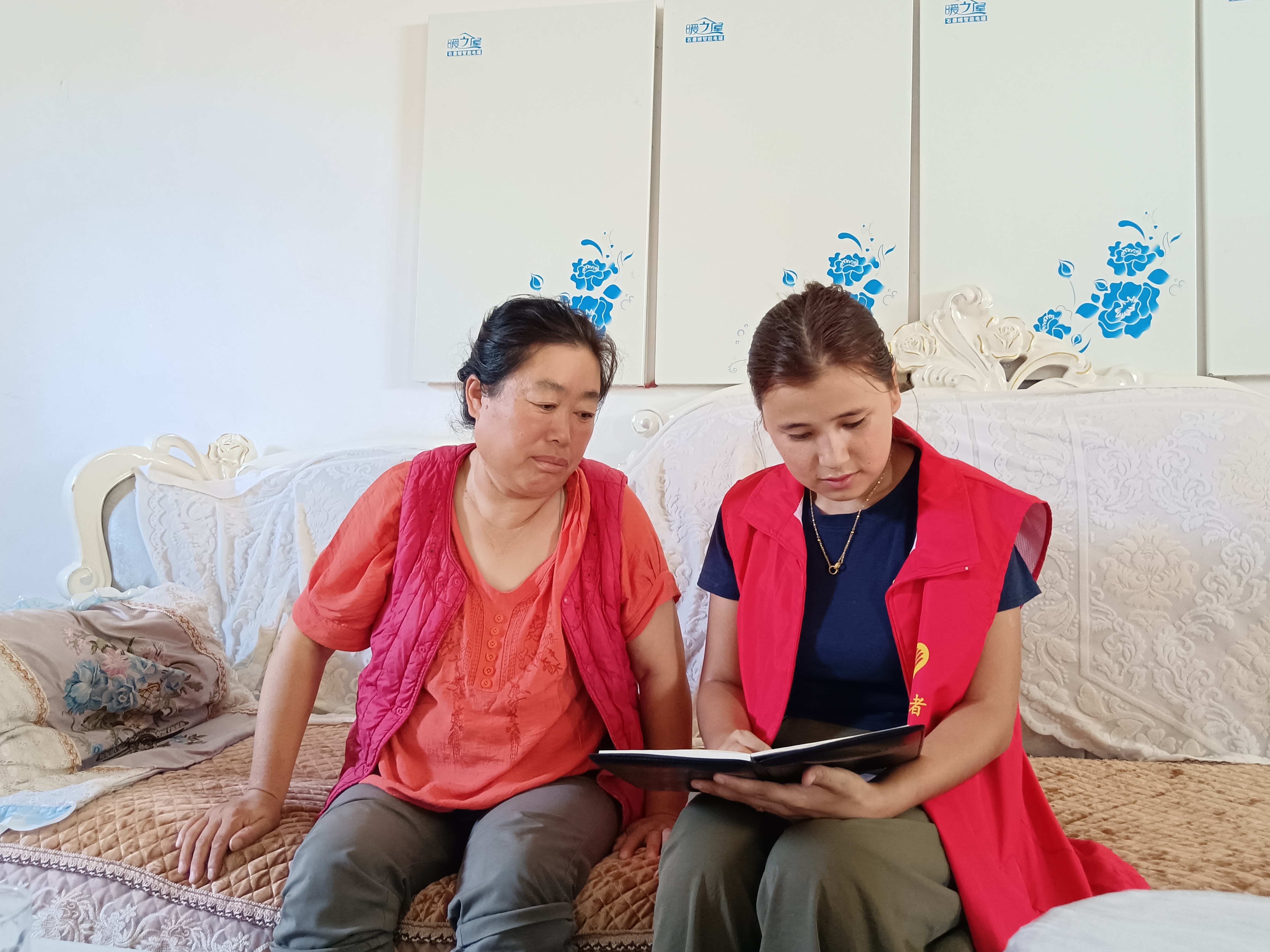 图片1向村民讲解村规民约.jpg