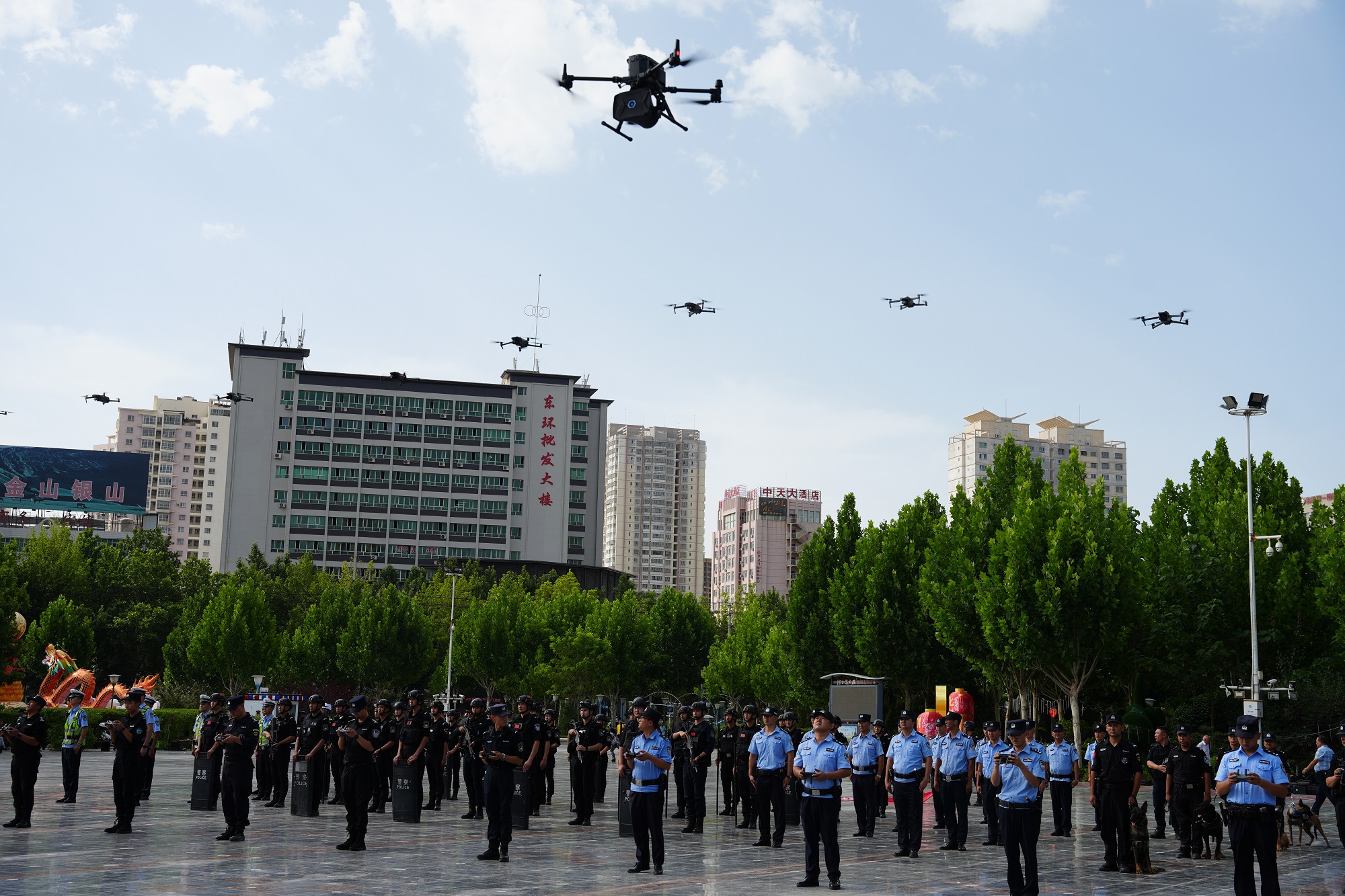  7 月 5 日上午，阿克苏市公安局“空中警务站”试点工作成果展在世纪广场举行。古力米热摄 (7).JPG