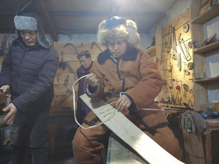 胡安什别克·斯兰别克制作古老毛皮滑雪板。李亚楠摄