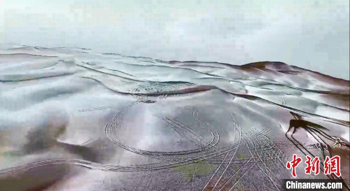 近日，新疆鄯善县库木塔格沙漠景区迎来降雪，雪后的沙漠银装素裹，洁白的雪覆盖在连绵起伏的沙丘之上，与浩瀚黄沙相互映衬，勾勒出一幅绝美的大漠雪景图。张帆 摄