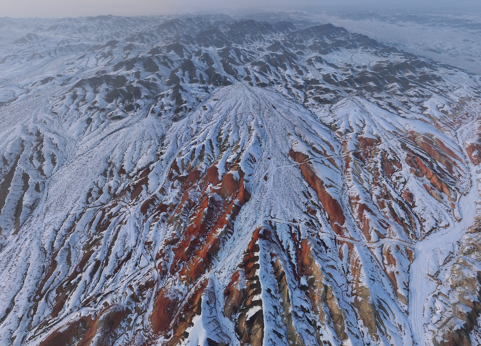 雪后的克拉玛依市白碱滩区七彩谷，白雪覆丹霞，斑斓变素雅。（摄影：卫冬梅）