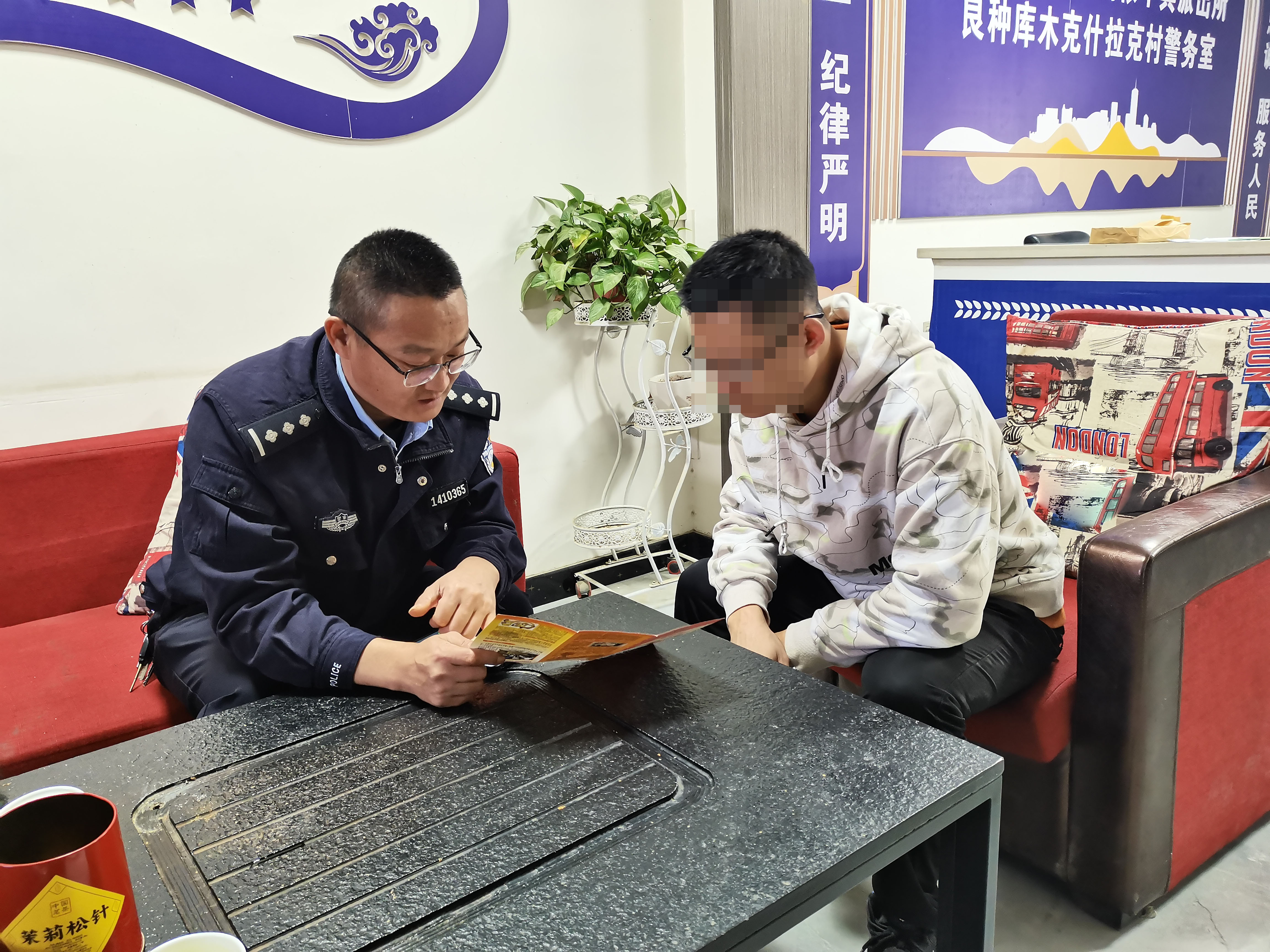民警劝阻群众止损4.4万元 朱琳摄.jpg